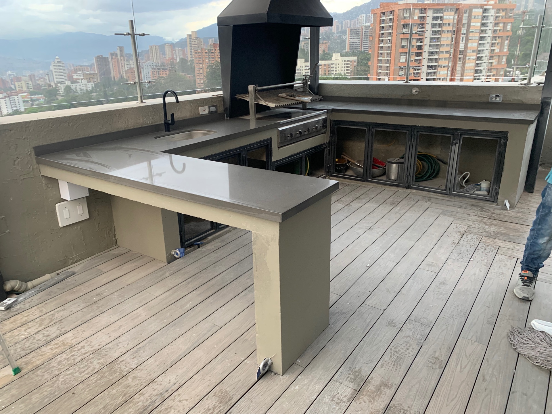 Cocina y asador en terraza — RENNOVAR reformas Medellín