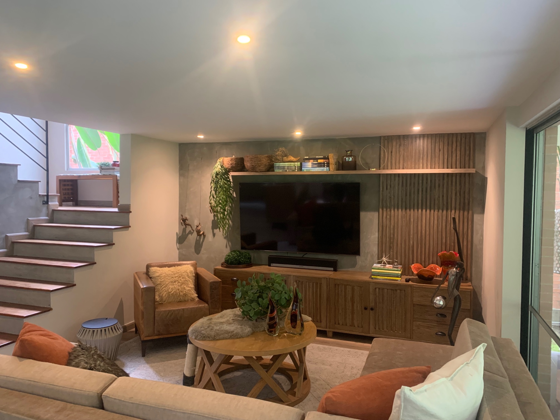 Sala social con muro en microcemento — RENNOVAR reformas Medellín