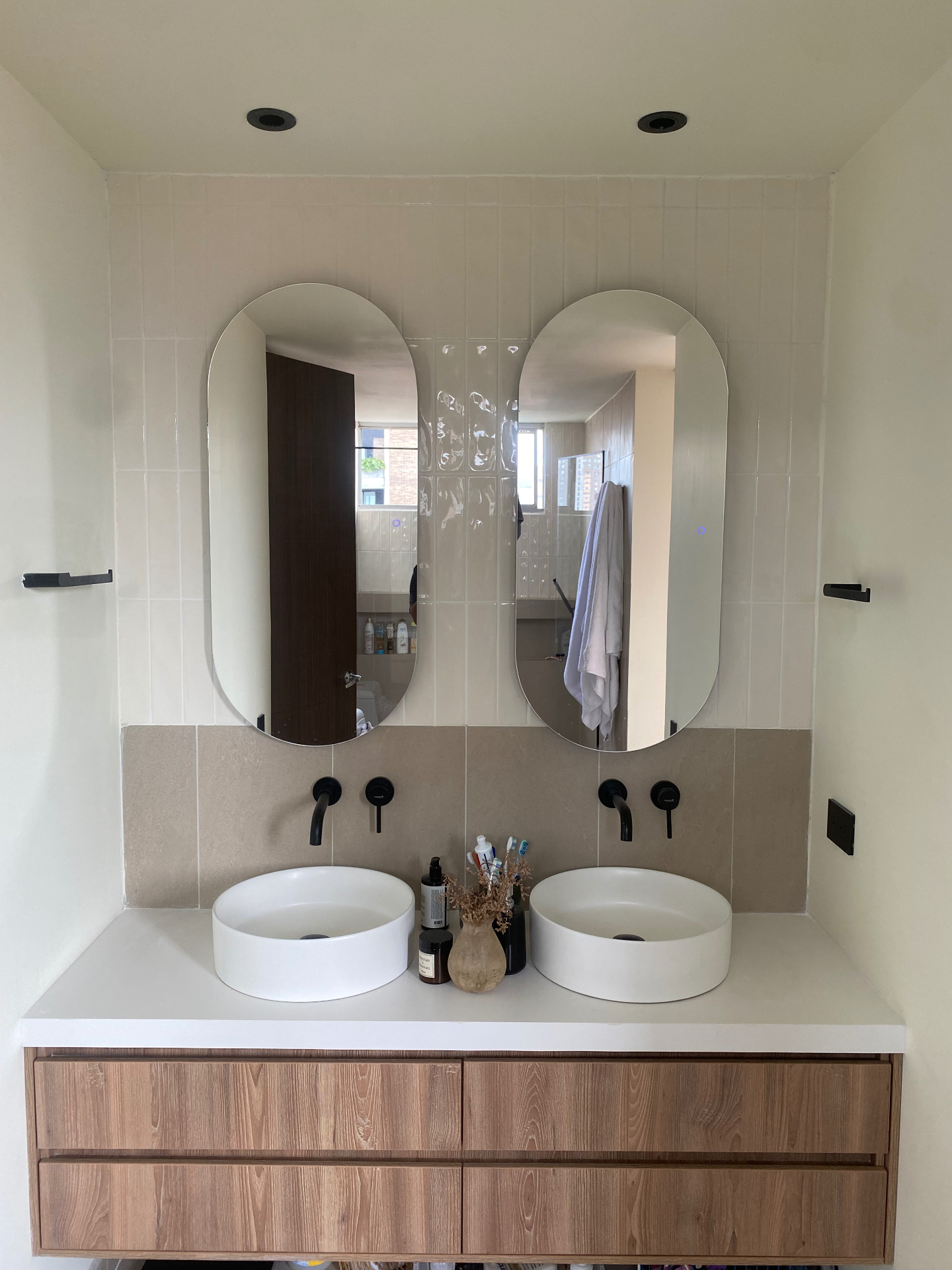 Baño con doble vanity — RENNOVAR reformas Medellín