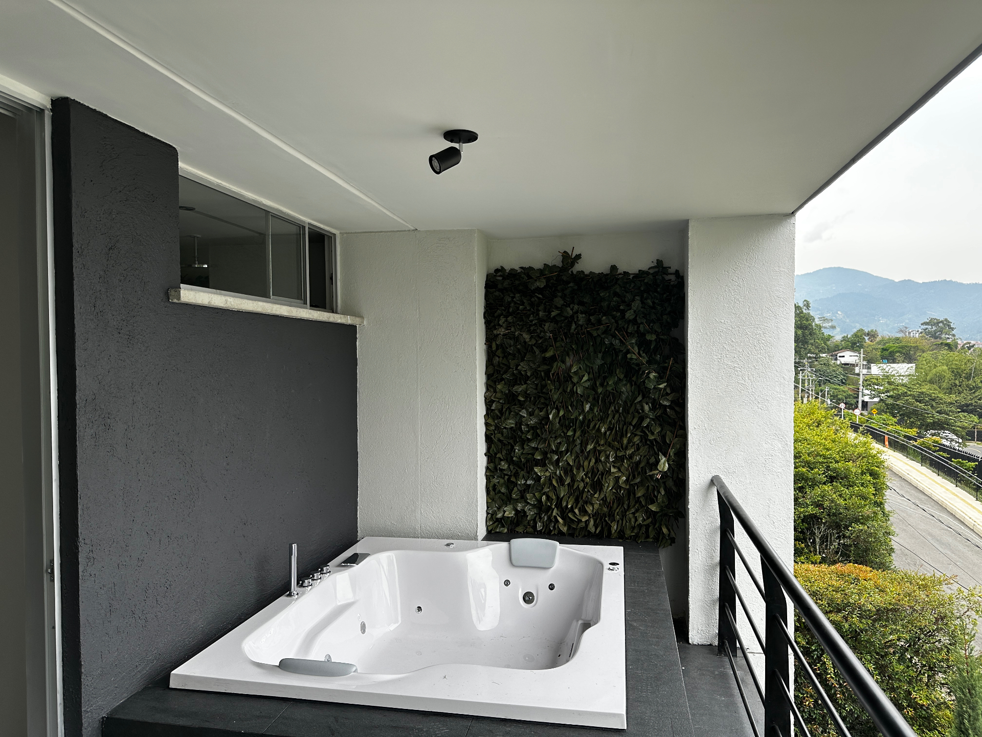 Jacuzzi en balcón panorámico — RENNOVAR reformas Medellín