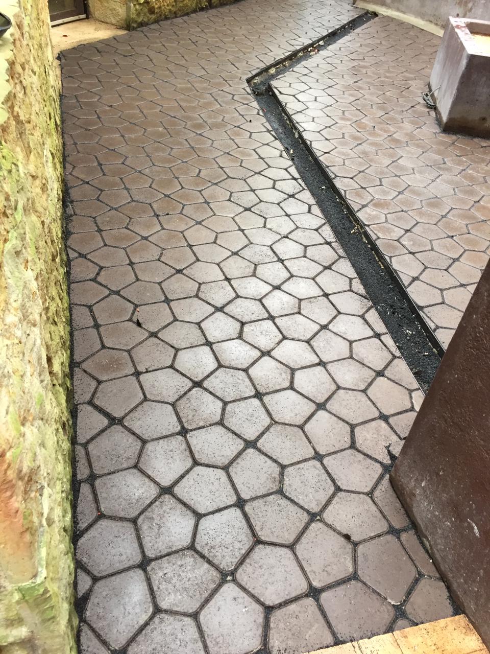 Piso exterior en piedra natural — RENNOVAR reformas Medellín