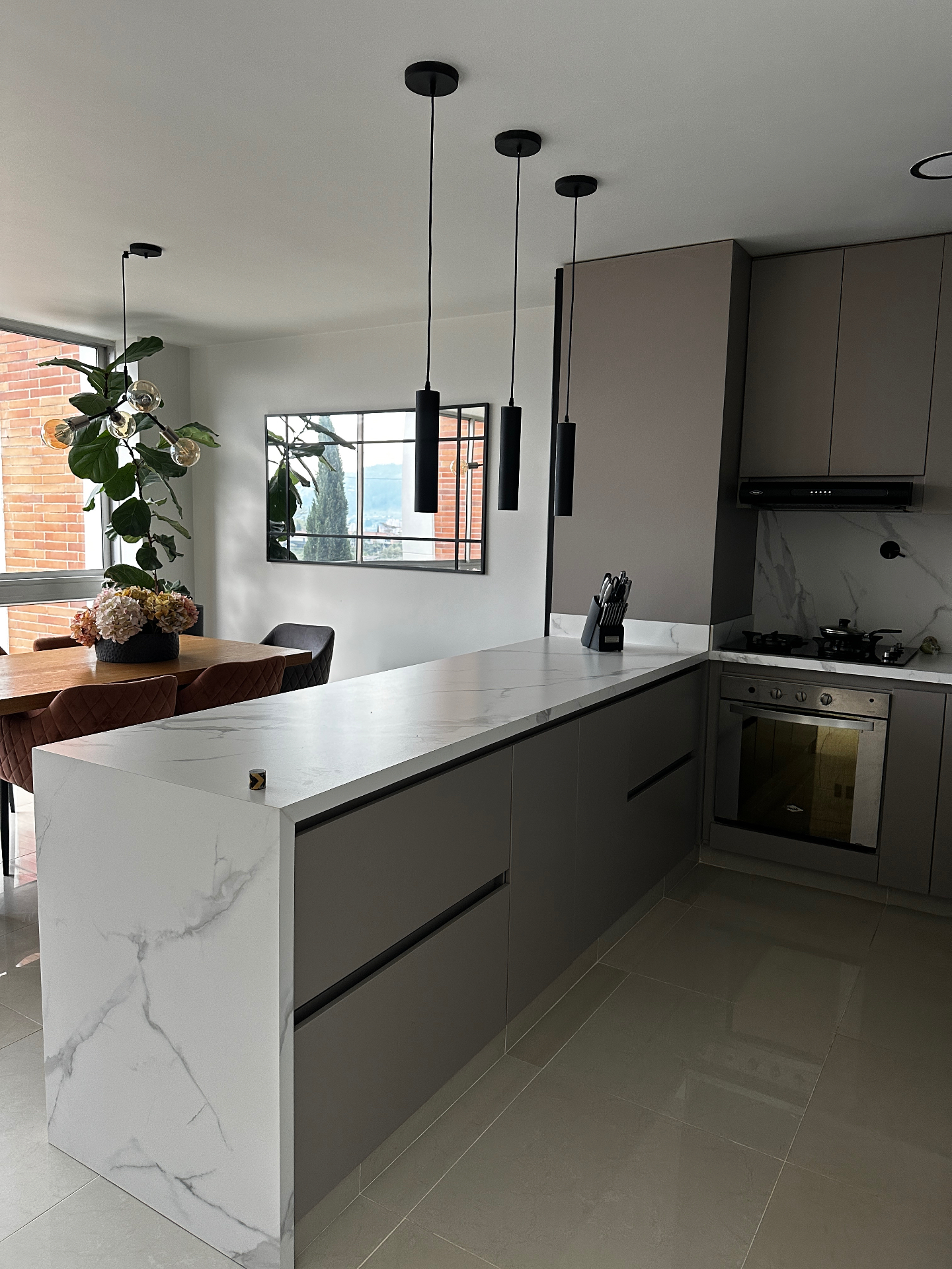 Cocina en piedra sinterizada y grafito — RENNOVAR reformas Medellín