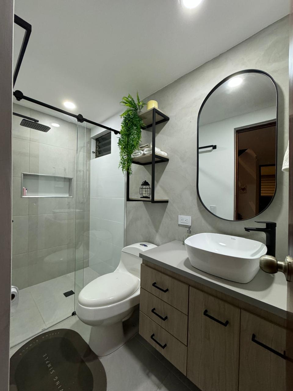 Baño con ducha en vidrio — RENNOVAR reformas Medellín