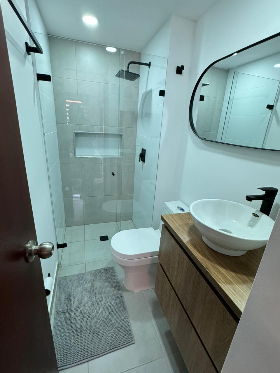 Baño moderno en blanco y madera — RENNOVAR reformas Medellín